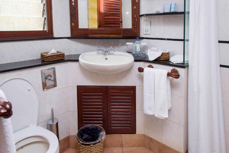 Mara Serena bathroom